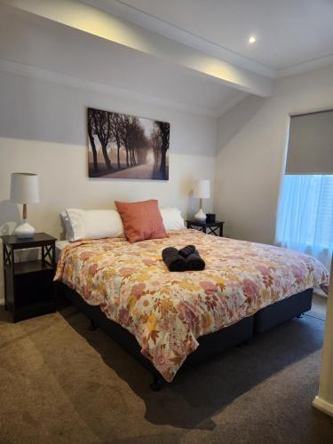 a bedroom with a bed and two lamps and a window at Lbarza Charming Central 2BR Townhouse in Shepparton