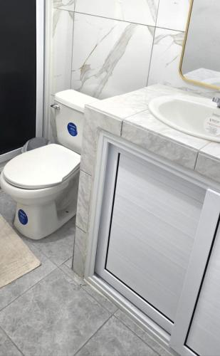een badkamer met een toilet en een wastafel bij Villa Sal & Mar in Taxisco