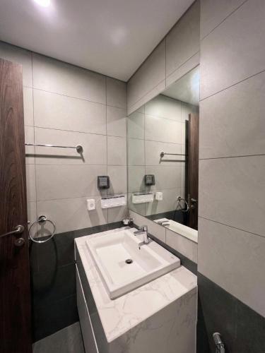 a bathroom with a sink and a mirror at Oliver's vacation home - Vinhomes Grand Park in Long Bình