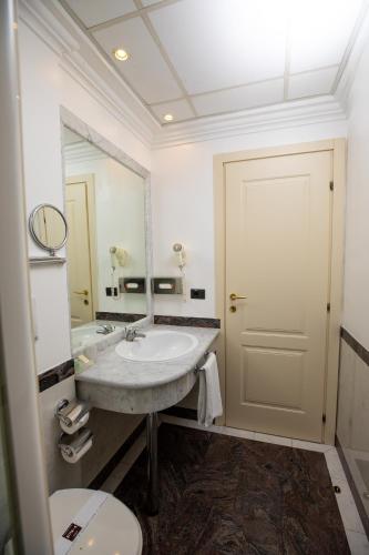 Bilik mandi di Hotel Pushkin