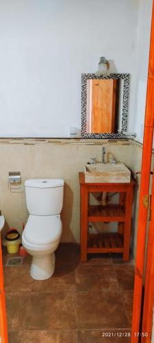 a bathroom with a toilet and a sink at CASA TEMPORADA 2027 PARQUEMAr in Miramar
