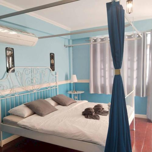 Aran Colonial House & Cafe Ngamwongwan tesisinde bir odada yatak veya yataklar