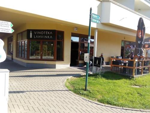 a building with a street sign in front of it at Apartmá Kateřina Velké Losiny in Velké Losiny