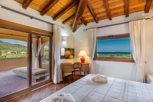 Schlafzimmer mit einem Bett und Meerblick in der Unterkunft Hotel Marana in Golfo Aranci