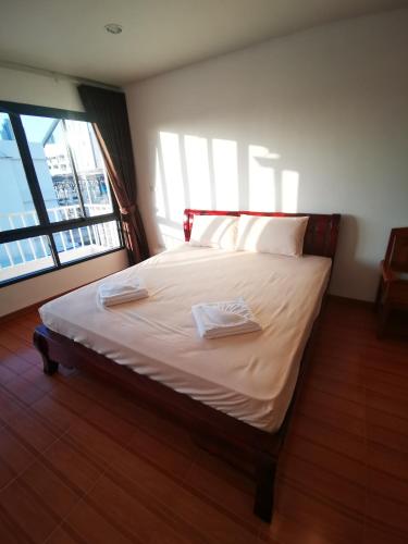 a bedroom with a bed with white sheets and a window at Proud Room &wifi 2 in North Pattaya