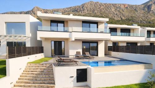 Central location for 6 or 8 guests, 3 bathrooms & private pool