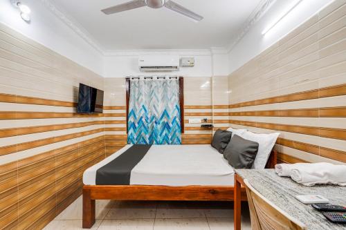 a small room with a bed in a sauna at Hotel O Sharmila Guest House in Pondicherry