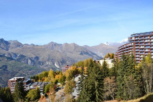 a view of a city with mountains in the background at Résidence Armoise - Studio 3 personnes à Arc 1800 en centre station, proche des pistes et des commerces, dans le village des Villards MAE-1982 in Arc 1800