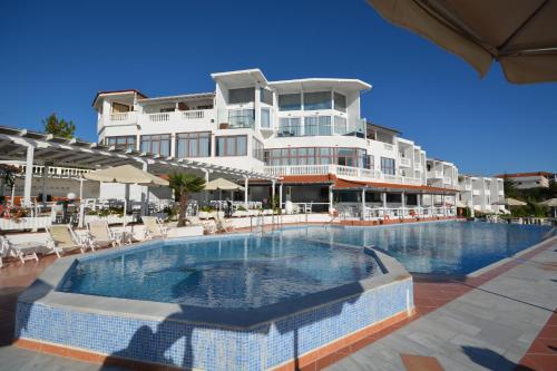 Bazén v ubytování Hotel Akti Ouranoupoli Beach Resort nebo v jeho okolí