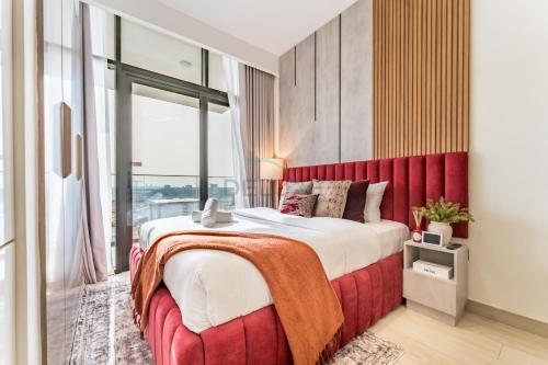 Compact yet Spacious Studio Apartment, Minutes Drive to Dubai Iconic Sites - Azizi Riviera 1, Al Merkadh