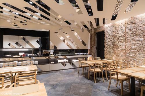 a restaurant with tables and chairs and a kitchen at Barcelona House in Barcelona