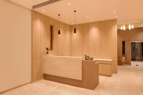 a large bathroom with a tub in a room at Keys Select By Lemon Tree Hotels, Vadodara in Vadodara