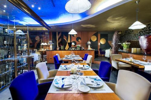 Um restaurante ou outro lugar para comer em Royal Hotel Carlton