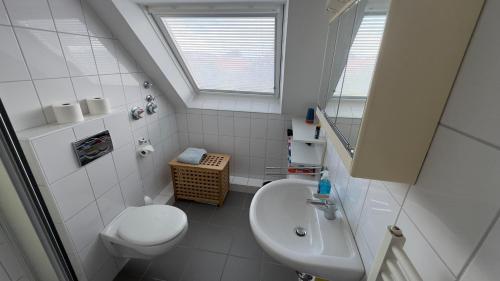 a small bathroom with a toilet and a sink at Ferienwohnung Uns Huus in Langeoog