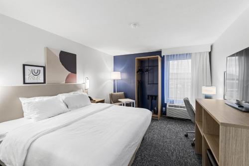 a hotel room with a bed and a desk at Spark by Hilton Abingdon I-81 near Fairgrounds in Abingdon