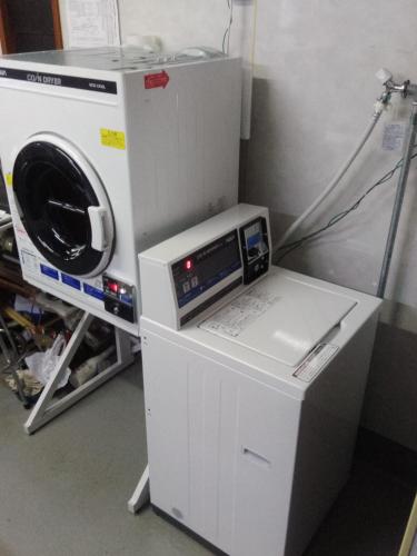 a washing machine sitting on top of a box at Guest House Honami-Kaido in Yamanouchi