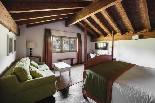 ein Schlafzimmer mit einem Bett und einem Sofa in einem Zimmer in der Unterkunft Casa Rural Errota-Barri in Larrauri