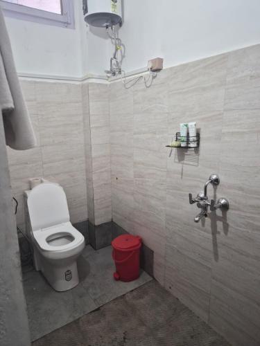 ein kleines Badezimmer mit Toilette und Waschbecken in der Unterkunft Shring's Abode in Dirang Dzong