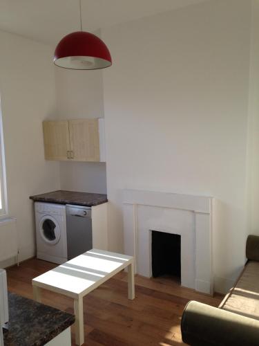 Dapur atau dapur kecil di Arsenal 123 close to Emirates stadium direct Eurostar Heathrow-3 apartments here