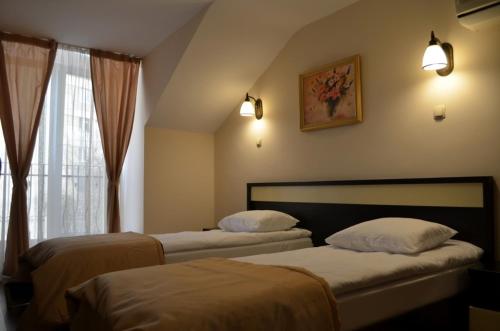 奧拉迪亞的住宿－Vila Gardenia，酒店客房设有两张床和窗户。