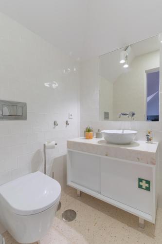 Upper Story 1BR AC and Workspace