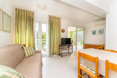 Big balcony apartment with sea view, 2 BDR, 06