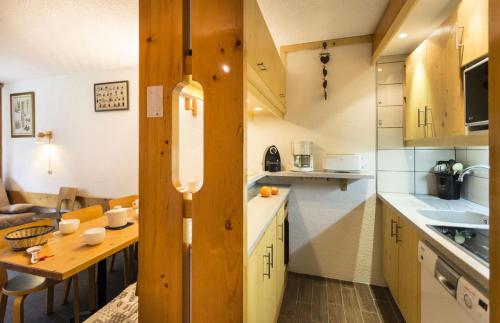 a small kitchen with a table and a dining room at Résidence Nova 1 - Appartement 2 pièces 6 personnes proche des pistes MAE-7984 in Arc 1800