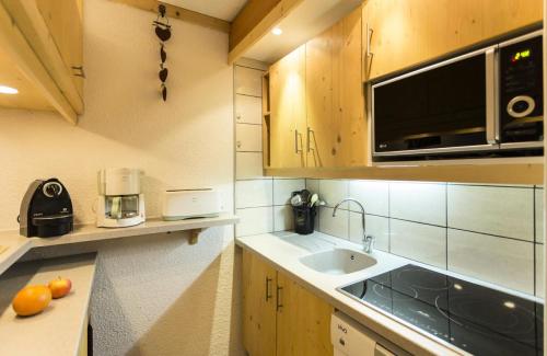 a small kitchen with a sink and a microwave at Résidence Nova 1 - Appartement 2 pièces 6 personnes proche des pistes MAE-7984 in Arc 1800
