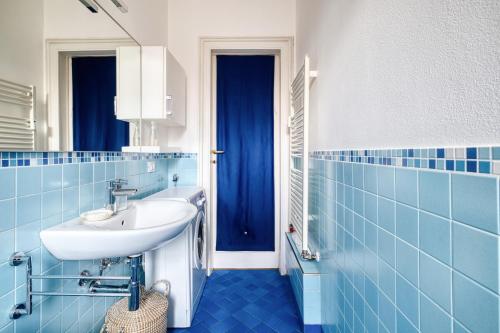 Just Urban Stays - Bright and modern flat with terrace