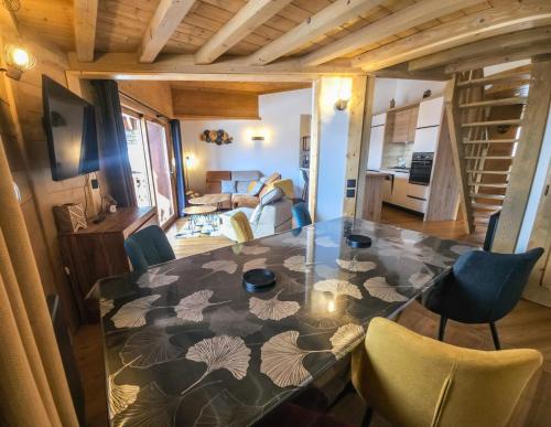 a dining room with a glass table and chairs at Chalet Adele - Appartement 6 personnes situé en bord de piste St Martin de Belleville MAE-8204 in Saint-Martin-de-Belleville
