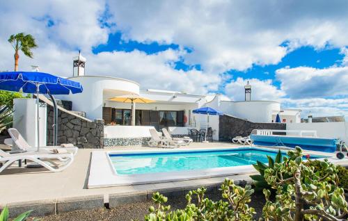 Gorgeous Home In Las Palmas Playa Blan With Private Swimming Pool, Can Be Inside Or Outside