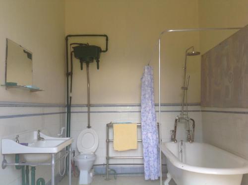 un bagno con due lavandini, una vasca e un WC di Morris Bungalow a Passara