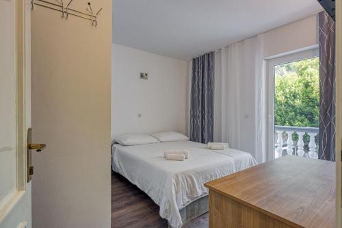 a small bedroom with a bed and a window at Martin's B&B in Dramalj