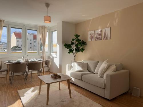 KUELhome - Apartment 1BR, Train Station, Central, Modern
