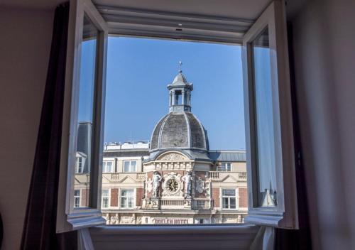 widok budynku z okna w obiekcie Hotel Nes Amsterdam w Amsterdamie