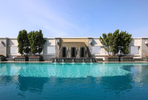 a large swimming pool in front of a building at Kantary Hotel Ayutthaya in Phra Nakhon Si Ayutthaya