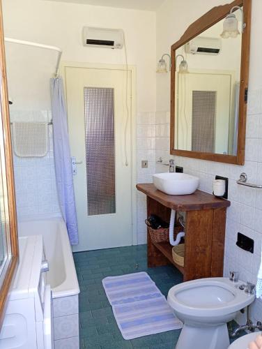 a bathroom with a sink and a toilet and a tub at Casa Noemi in IDRO