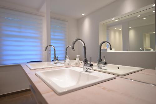 ein Badezimmer mit zwei Waschbecken und einem großen Spiegel in der Unterkunft Ferienwohnung am Lennepark in Schmallenberg