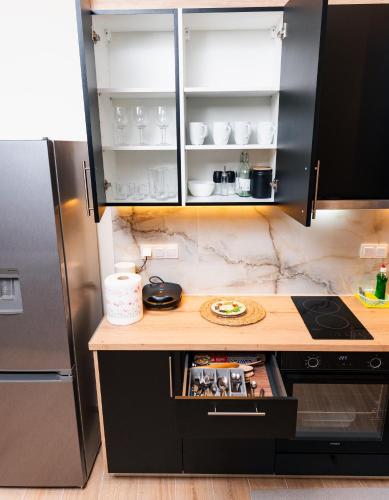Spacious Executive Residence w Balcony, Workspace, Washer