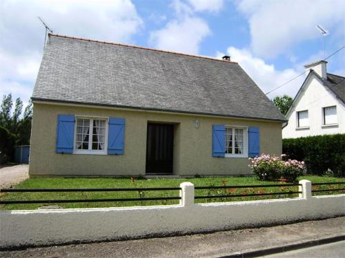 a white house with blue shutters and a fence at Résidence 502-pleneuf Val Andre - Charmante maison de 85m², avec jardin clos dans un quartier calme. MAE-6674 in Pléneuf-Val-André