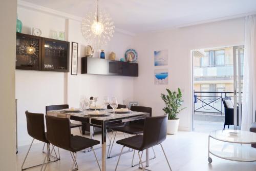 Comfortable 2 BR Terrace Apartment Beach & Center 4 Guests