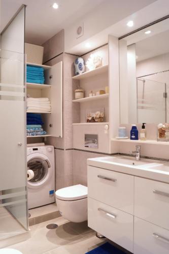 Comfortable 2 BR Terrace Apartment Beach & Center 4 Guests