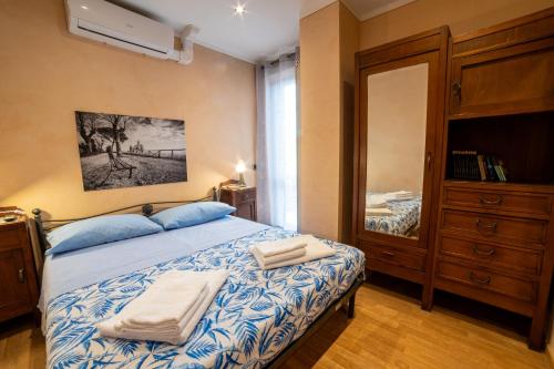 a bedroom with a bed with two towels on it at Tuscia Holidays in Zepponami