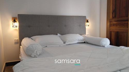 En eller flere senge i et værelse på Samsara Villas