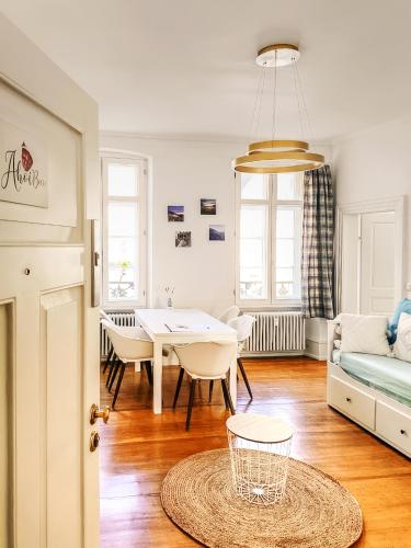 a living room with a table and a couch at Historisches Altstadt-Juwel - Ruhige Top-Lage in Uninähe in Heidelberg