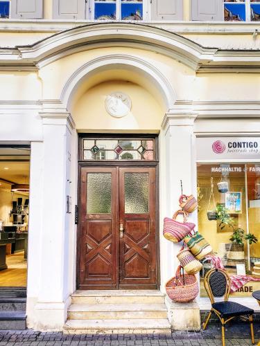 a store front with a wooden door in front at Historisches Altstadt-Juwel - Ruhige Top-Lage in Uninähe in Heidelberg