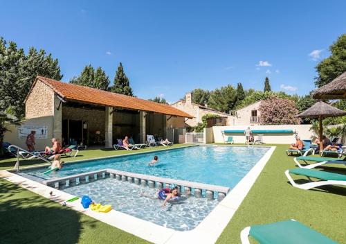 Piscina a CAMPING SAINT GABRIEL *** o a prop