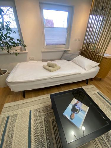 a small bedroom with a white bed with a window at Apartment ANi I 2Zi Göppingen I Neues Bad I Terr & Garten I ruhig an Fahrradstraße I nahe EWS Arena I E-Parkplatz auf Anfrage in Göppingen