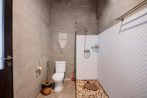 a bathroom with a toilet and a shower at Cozy villa 2bdr in Seminyak , pool,800m beach in Seminyak