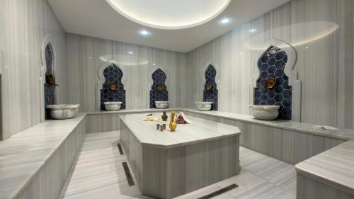 a large room with aasteryasteryasteryasteryasteryasteryasteryasteryasteryasteryastery at Solia Hotel in Mezitli